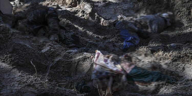 الأناضول ترصد موقع دفن مختار قرية وأسرته قرب كييف