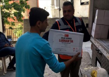 لبنان.. توزيع مساعدات غذائية وصلت عبر سفينة “الإحسان” التركية