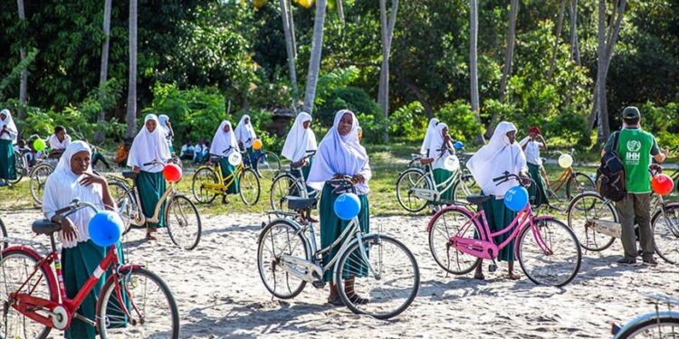 الإغاثة التركية تهدي 100 طالب تنزاني دراجات هوائية