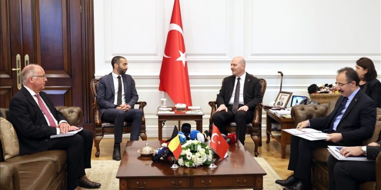 تركيا وبلجيكا تبحثان قضايا الهجرة واللجوء والأمن