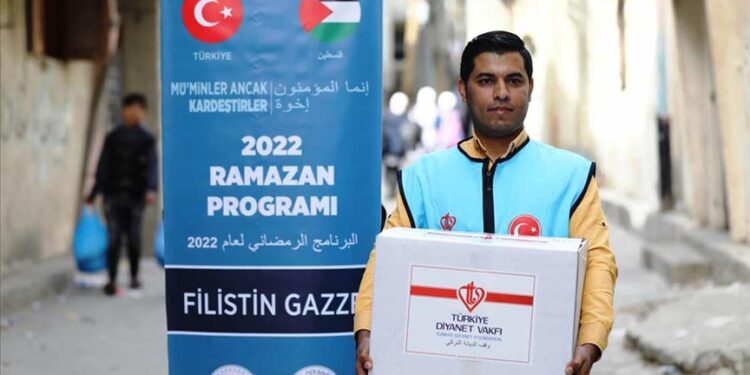 غزة.. توزيع طرود غذائية بدعم من وقف الديانة التركي
