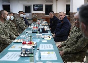 الرئيس أردوغان يشارك الجنود شرق تركيا إفطارهم الرمضاني