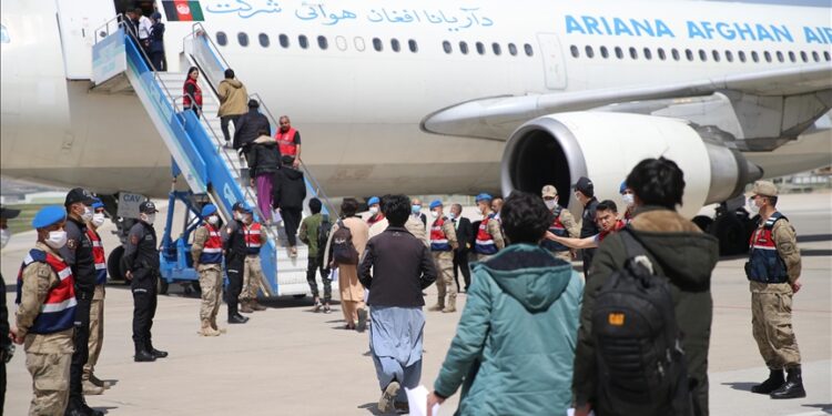 تركيا تعيد 227 مهاجرا أفغانيا لبلادهم