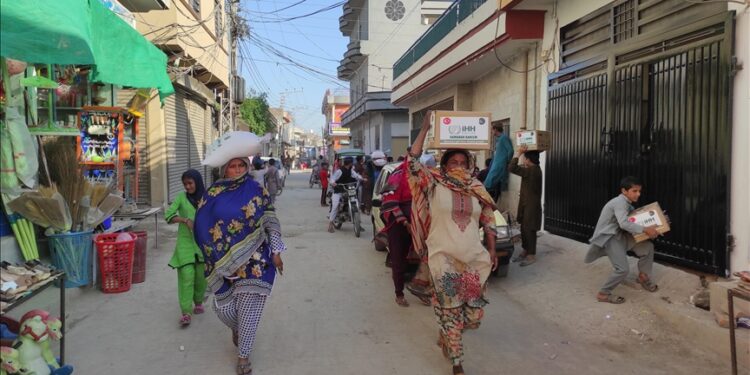 تركيا تقدم مساعدات رمضانية لآلاف الأسر الباكستانية