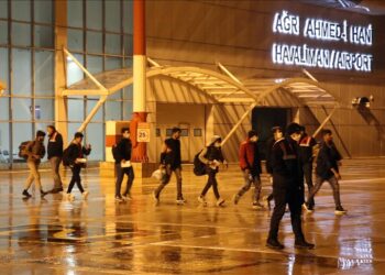 تركيا تعيد 227 مهاجرا أفغانيا لبلادهم