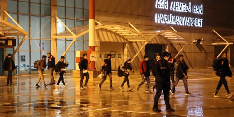 تركيا تعيد 227 مهاجرا أفغانيا لبلادهم