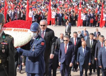 مسؤولون أتراك يزورون ضريح أتاتورك بعيد الطفولة والسيادة
