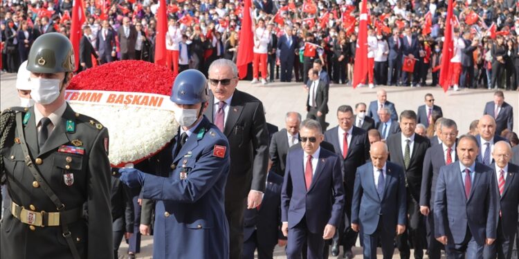 مسؤولون أتراك يزورون ضريح أتاتورك بعيد الطفولة والسيادة