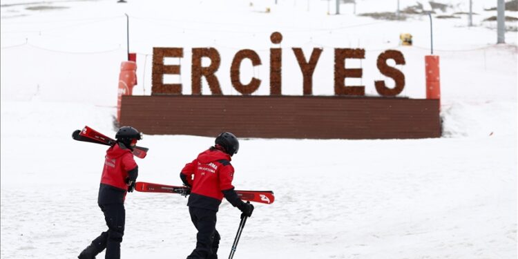 حتى في الربيع.. السياح يستمتعون بالتزلج على جبال تركيا