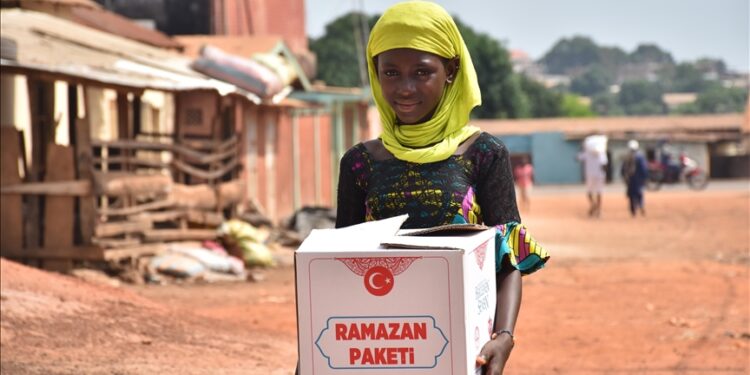 وقف الديانة التركي يوفر مساعدات لـ1750 أسرة في كوت ديفوار