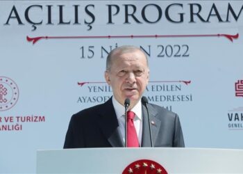 أردوغان يفتتح مدرسة “الفاتح آيا صوفيا” في إسطنبول