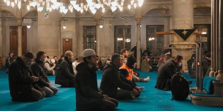 روحانيات رمضانية بجامع “السلطان أيوب” في إسطنبول