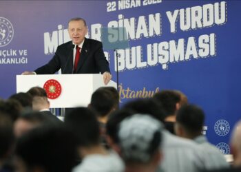 أردوغان يحل ضيفا على مائدة إفطار طلابية بإسطنبول