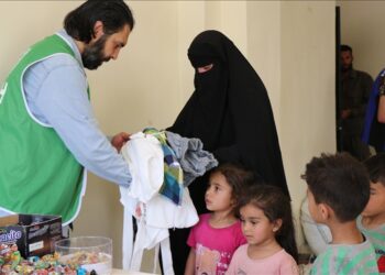 الإغاثة التركية توزع مساعدات على 2300 يتيم شمالي سوريا