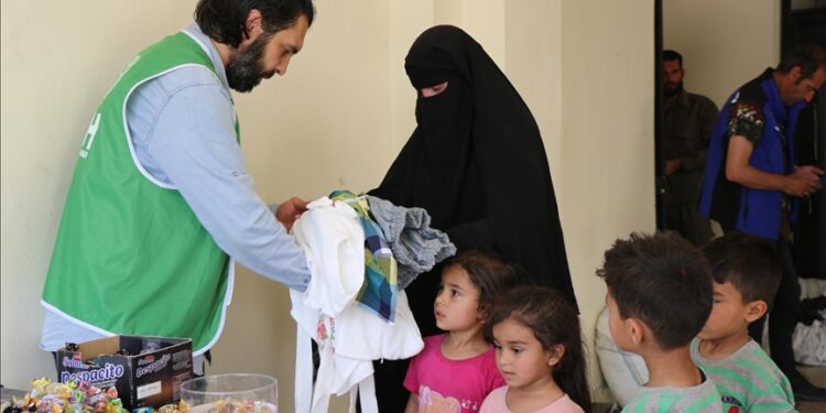الإغاثة التركية توزع مساعدات على 2300 يتيم شمالي سوريا