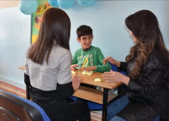 هكّاري التركية.. افتتاح فصل لمساعدة طفل عراقي مصاب بالتوحد