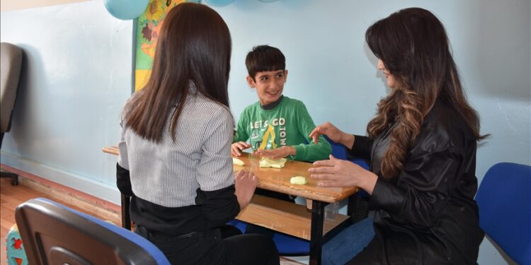 هكّاري التركية.. افتتاح فصل لمساعدة طفل عراقي مصاب بالتوحد