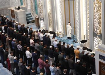 إسطنبول.. إقبال كبير على صلاة التراويح في رمضان