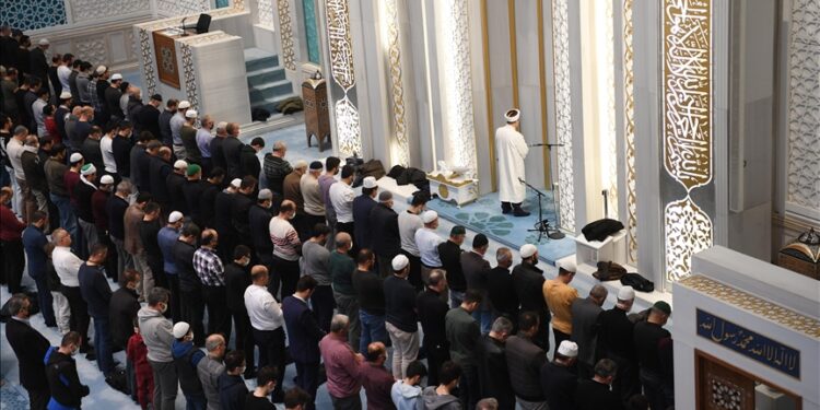 إسطنبول.. إقبال كبير على صلاة التراويح في رمضان