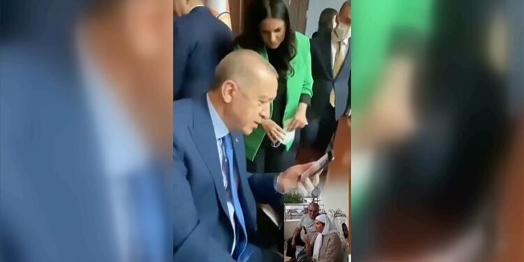تركيا.. أردوغان يجري اتصالا مرئيا بسيدة مصابة بالسرطان