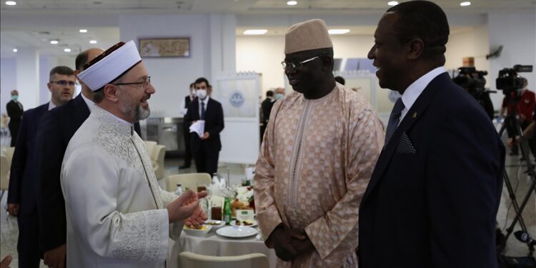 تركيا.. رئيس الشؤون الدينية يقيم مأدبة إفطار لسفراء