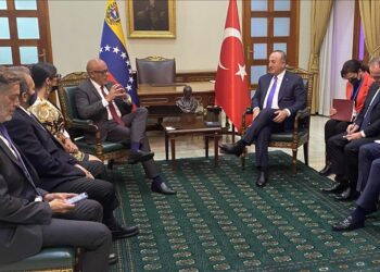 تشاووش أوغلو: نهدف لتبادل تجاري بـ 1.5 مليار دولار مع فنزويلا