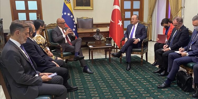 تشاووش أوغلو: نهدف لتبادل تجاري بـ 1.5 مليار دولار مع فنزويلا