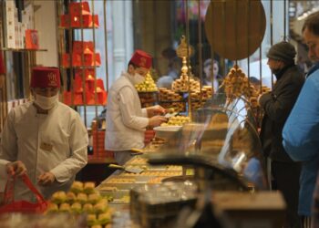 حلويات رمضان التركية تجاور العربية بأسواق إسطنبول