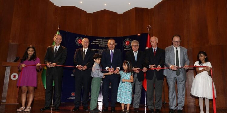 تشاووش أوغلو يفتتح المبنى الجديد للقنصلية التركية في سان باولو