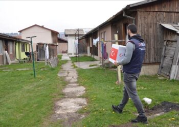 “تيكا” التركية توزع طرودا غذائية على 1000 أسرة بالجبل الأسود