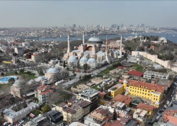 مساجد إسطنبول تتزين فرحا بقدوم رمضان