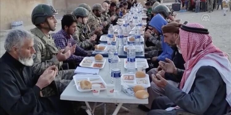 الجيش التركي يواصل تقديم المساعدات شمالي سوريا