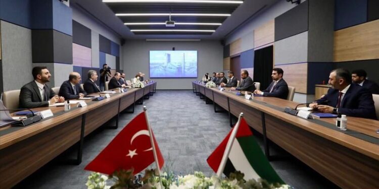 وزير الصناعة التركي يلتقي وزير التجارة الإماراتي في أنقرة