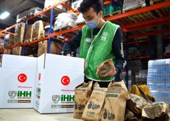 منظمات تركية توزع مساعدات رمضانية في 11 دولة بأوروبا وآسيا