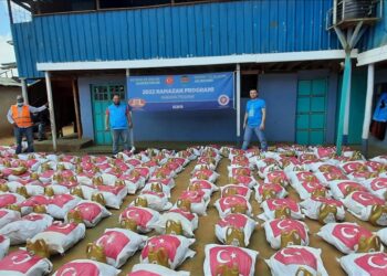 مساعدات تركية تصل محتاجيها في كينيا