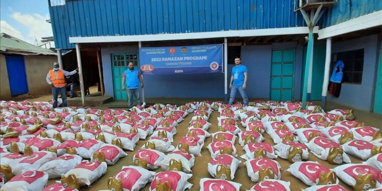 مساعدات تركية تصل محتاجيها في كينيا