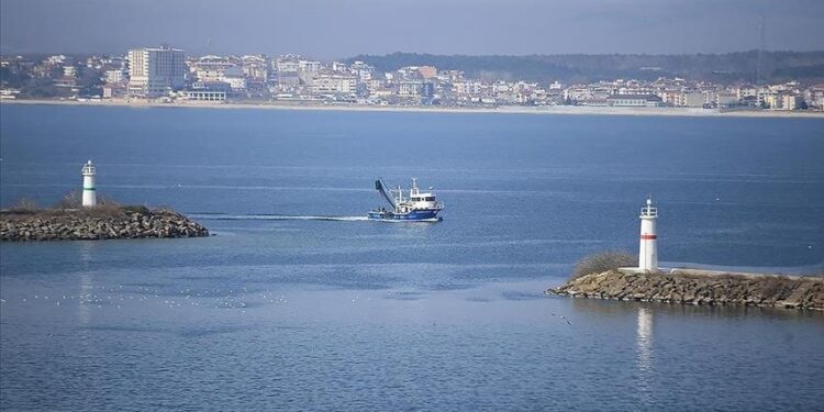 تركيا.. تفكيك لغم قبالة سواحل إسطنبول في البحر الأسود