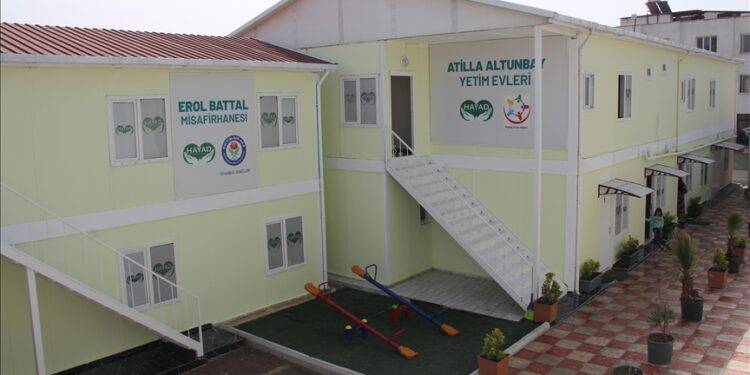 تركيا.. تسليم 30 منزلاً لأيتام سوريين وأسرهم