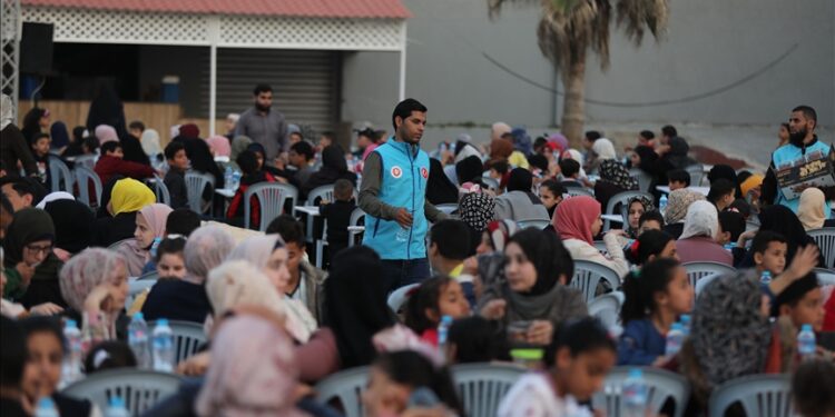 بدعم من وقف الديانة التركي.. مأدبة إفطار لأيتام في غزة