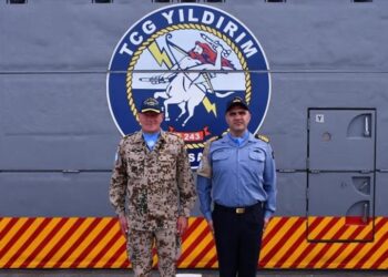 قائد القوة البحرية لليونيفيل يزور فرقاطة تركية بلبنان