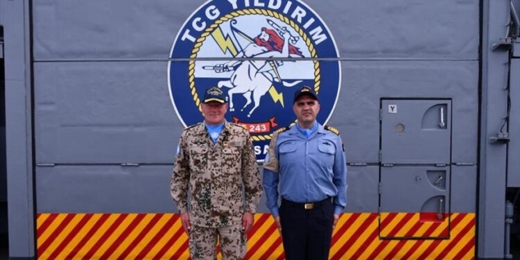 قائد القوة البحرية لليونيفيل يزور فرقاطة تركية بلبنان