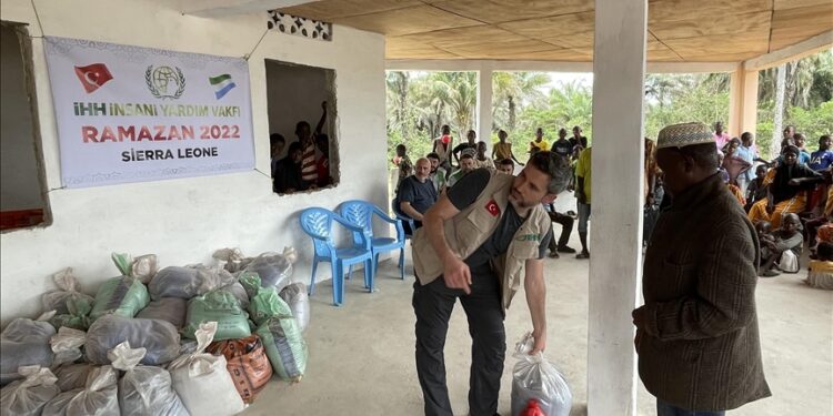 الإغاثة التركية توزع طرودا غذائية على 500 أسرة في سيراليون