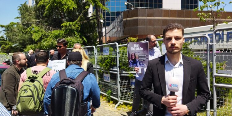 إسطنبول.. صحفيون ينددون أمام قنصلية إسرائيل بمقتل أبو عاقلة