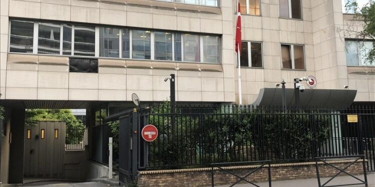 فرنسا تدين الاعتداء على القنصلية التركية بباريس