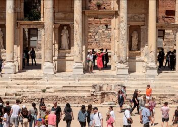 تركيا.. الرحلات البحرية تنعش السياحة في “أفس” الأثرية