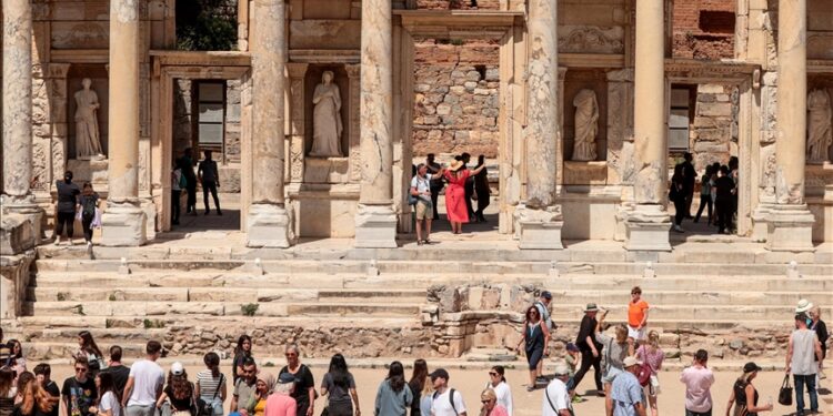 تركيا.. الرحلات البحرية تنعش السياحة في “أفس” الأثرية