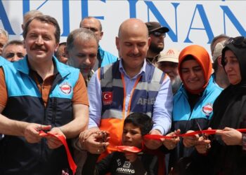 وزير تركي يفتتح قرية الأيتام ومراكز خدمية بإدلب