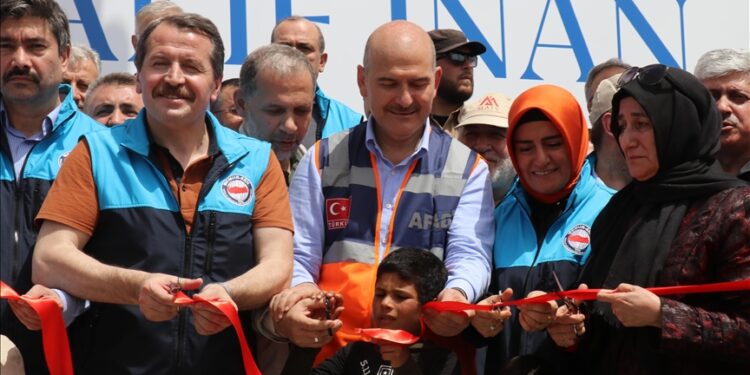 وزير تركي يفتتح قرية الأيتام ومراكز خدمية بإدلب