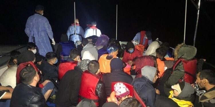 خفر السواحل التركي ينقذ 37 مهاجرا أعادتهم اليونان قسرا