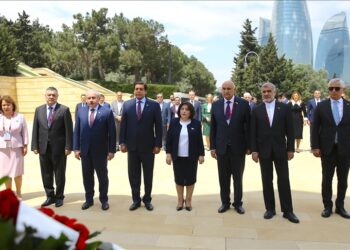 رئيس البرلمان التركي يزور مقبرة الشهداء في باكو